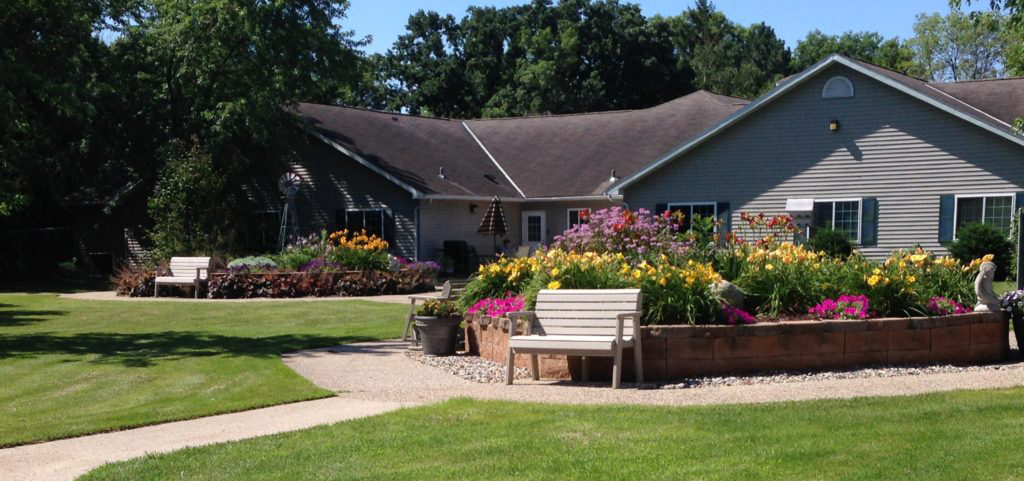 pioneer-cottages-backyard